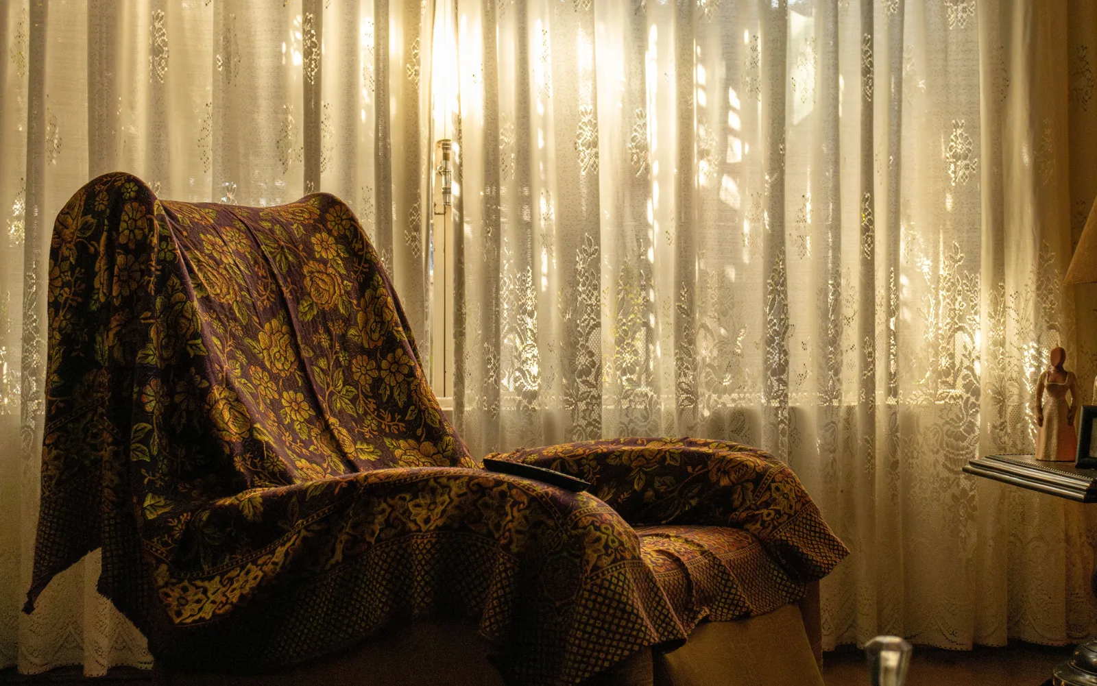 Fauteuil près d’une fenêtre dans un intérieur habité
