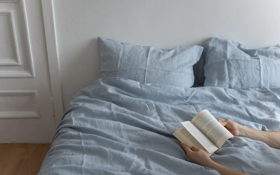 Matières naturelles et lumière douce dans une chambre habitée